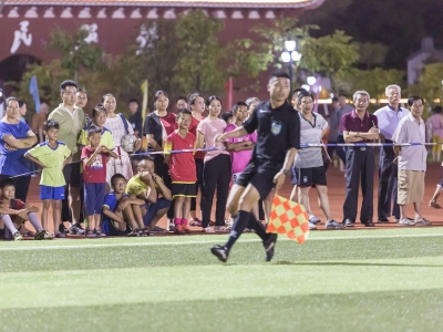 大赛掀起足球热  梅州球迷乐享足球大餐 