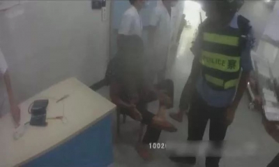 市民被蛇咬，警车鸣笛开道送医，街头上演“生死时速”...