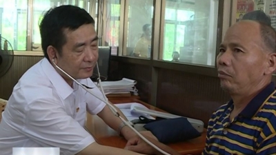 为守护乡亲健康，他，35年未离开过家乡，走出县门！来看...