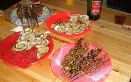 “吃货”虽多，可夜宵档不能任性！梅城一小区住户吐槽“夜不能眠”