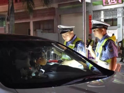 风里雨里，交警在路口等你！来吹一口气...