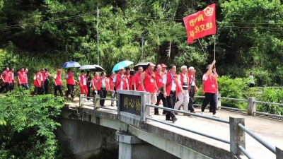初心如磐！今天，他们在梅县小桑村重走红军路，追寻革命史