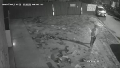 鸭舌帽口罩男！仅用十几秒！一辆摩托车偷到手...