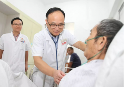 首席评论丨这个“黄金四分钟”凸显医者仁心