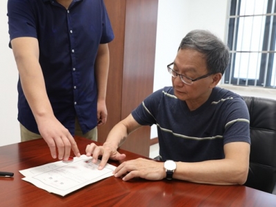 外逃十八年的职务犯罪嫌疑人李海鹰回国投案