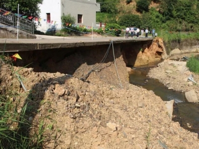 注意！梅县石坑这段路遭水毁，经过这里要减速慢行