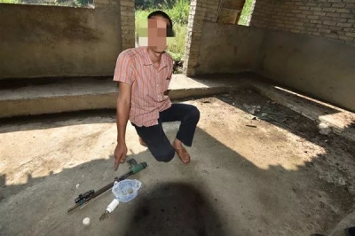 为驱赶野猪和老鹰，他竟组装了两把枪，结果…