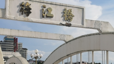 外地司机“唔识路”，驾搅拌车误入梅江桥被卡，进退两难...