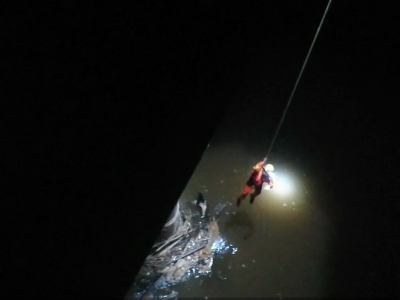 深夜，五华一女子跳河被卡桥墩！消防员上演生死营救…