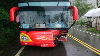 载大陆旅游团客车在台湾撞车，11人受伤
