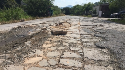 平远这段近10公里县道受损严重，多处坑洼凹陷如“陷阱”