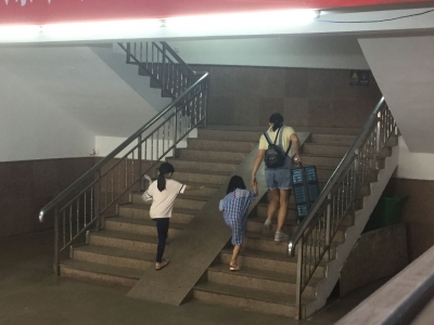 进站通道没电梯苦了旅客，梅州火车站：安排上了！
