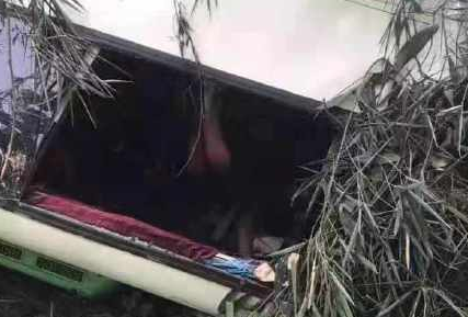 中国游客在老挝发生严重车祸 目前已有8人死亡