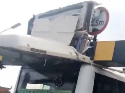 梅城一公交被限高架“削顶”！2名乘客受轻微伤...