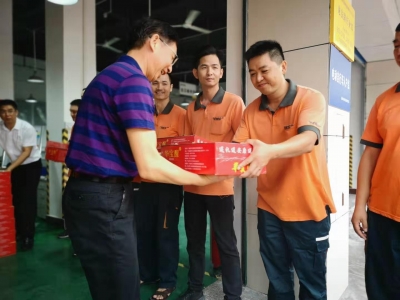 你们辛苦了！梅州市总工会为一线工人送“清凉”