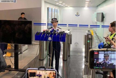 25日共有15名警员受伤，香港警方凌晨紧急召开记者会