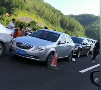 6车追尾！事发S223线梅县丙村段，疑前车刹车变道引起