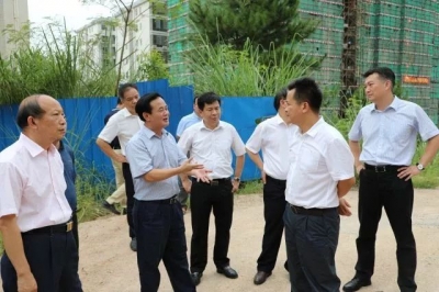 大埔县领导调研进县城工业园区道路提升改造工程