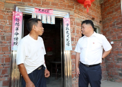 吴晖到潭下长布两镇调研精准扶贫和乡村振兴工作