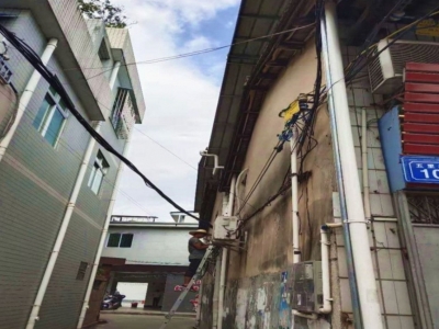 把杂乱“蛛网”扎上“小辫子”！梅江区城北镇变美了