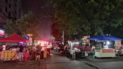 清晨堵车道，半夜扰清梦！梅县区华侨城广场占道经营，市民很烦！