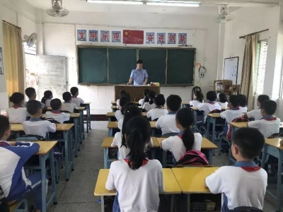 开学啦，蕉岭警察蜀黍也来“报到”，全力守护萌娃们回归校园