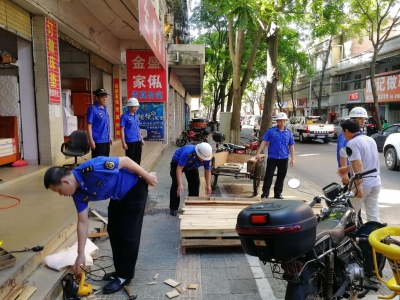 今天上午，梅城富奇路这些乱象被整治！