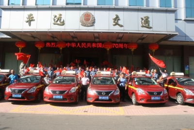 看！“中国红”穿梭梅城街头