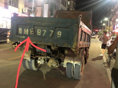 货车车尾栏板未关好，行驶中甩中行人！行人昏迷被送医...