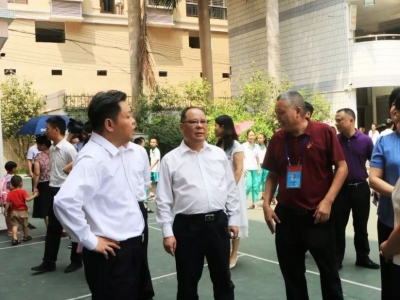 余其豹、洪国华分别率队看望慰问教师