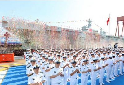 中国海军首艘两栖攻击舰下水