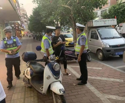 五华一男子无证驾驶，结果父子双双被罚！到底谁坑了谁？