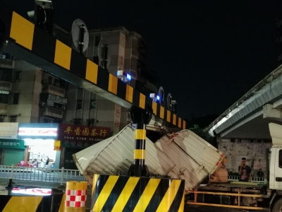 梅州V视丨疼！嘉应大桥限高栏又双叒叕被撞
