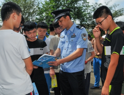“绿衣人”出没！兴宁径南义警走上街头宣传禁毒反诈