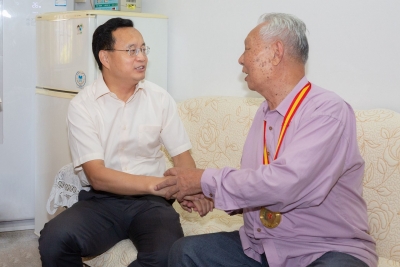 梅州市领导走访慰问部分老干部老党员