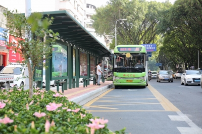 梅城32座公交站亭，本月底全部改造完工！