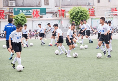 职业青训教练现场指导，梅县丙村的小球员迎来不一样的“开学礼”
