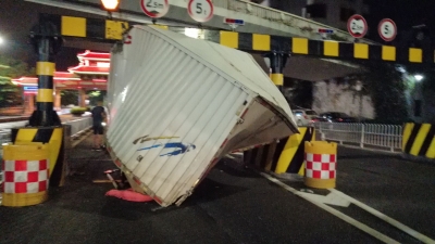 昨夜，嘉应大桥限高架又被撞了！