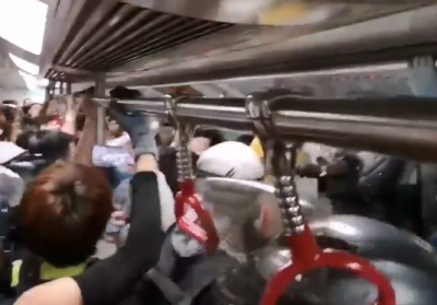 你大爷还是大爷！香港地铁10分钟完整版视频：暴徒殴打乘客，大爷反击，暴徒往车厢喷灭火器无差别攻击，抢女乘客手机…