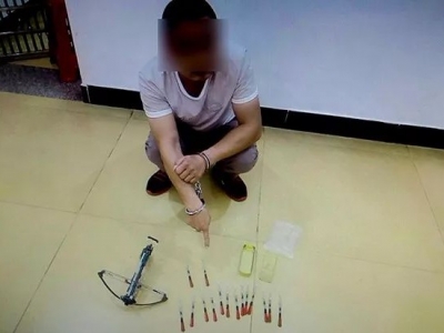 无证开套牌车，车上还有弩和“毒针”？梅江警方：拘！