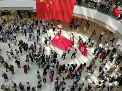 “有国旗带国旗，有多大声就唱多大声！”