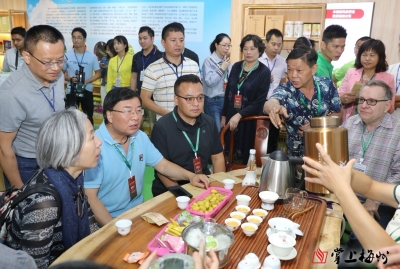 丰收喜悦丨“果然名不虚传！”韩乔生老师为梅州嘉应茶打call