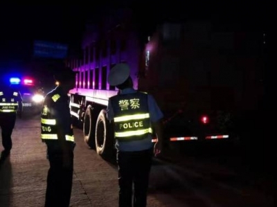 “不开不开我不开！”梅州这超载司机面对交警喊话，锁车门拒下车...