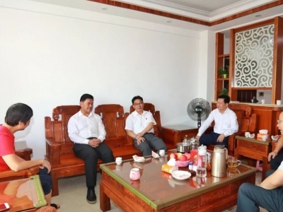 钟光灵温助民分别率队慰问优秀教师代表