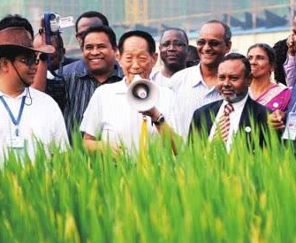 茶座｜大学生疯狂围观袁隆平 这样的“追星”姿势最美！