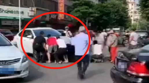 “快抬车救人！”梅城街头一大妈被卷入车底，后来发生的这一幕让人动容…