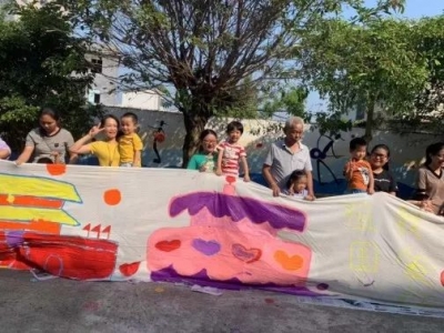 超震撼！丰顺一幼儿园亲子绘画百米长卷礼赞70年！