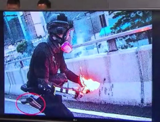 网传扔汽油弹图中人物为警察？香港警方辟谣：假的！