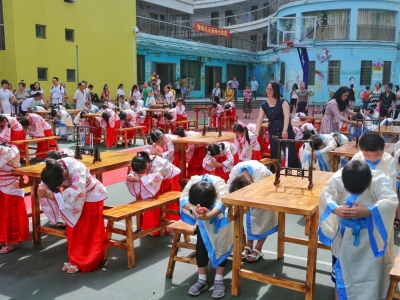 汉服萌娃、儒雅学童...梅江区这所学校的“开笔礼”真有意思！
