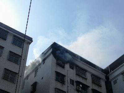 险！浓烟滚滚...梅城一小区高层住宅着火（附视频）  
